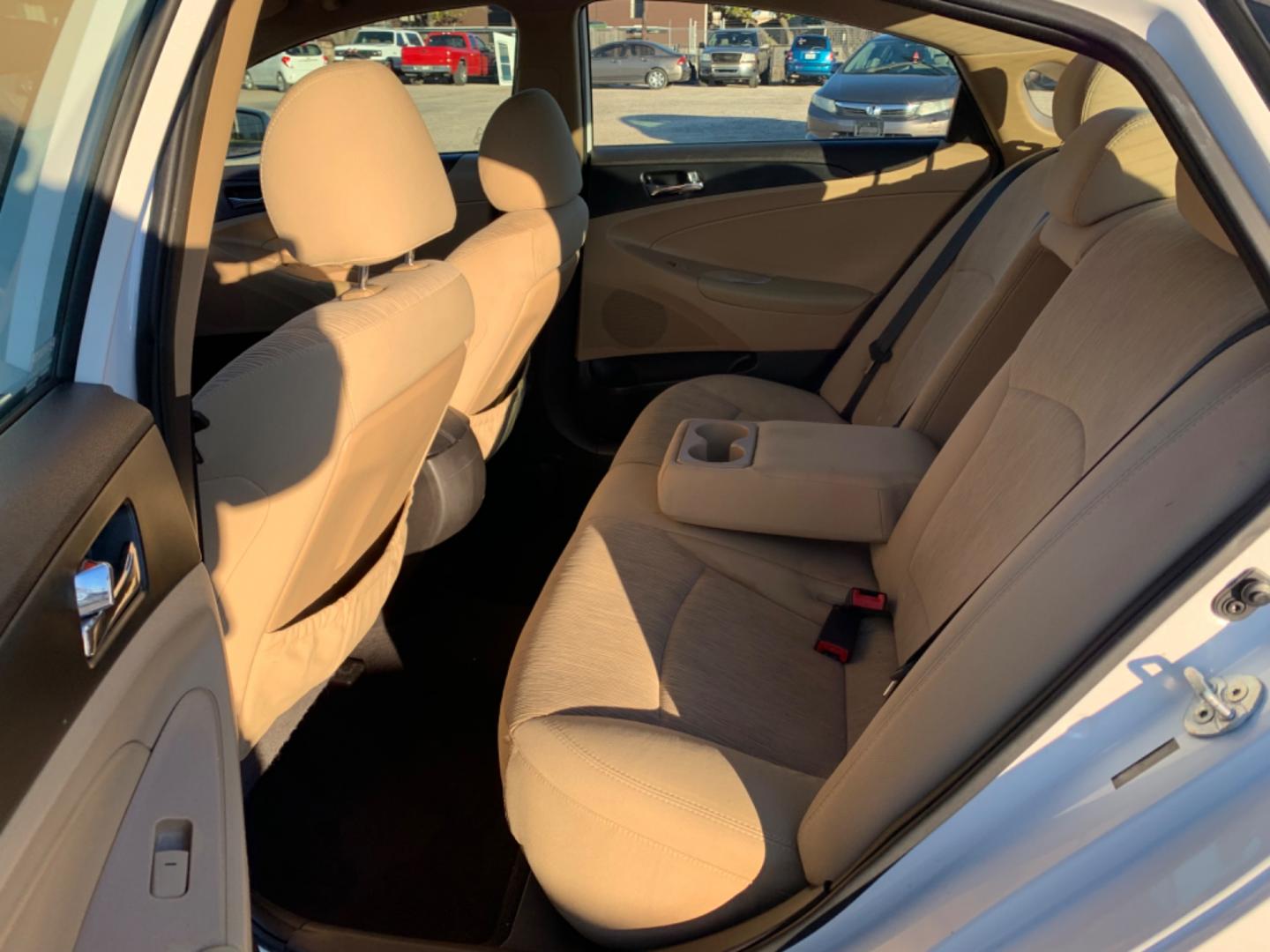 2014 White /Tan Hyundai Sonata (5NPEB4AC9EH) , AUTOMATIC transmission, located at 1830 North Belt Line Road, Irving, TX, 75061, (469) 524-0199, 32.834373, -96.993584 - Photo#8